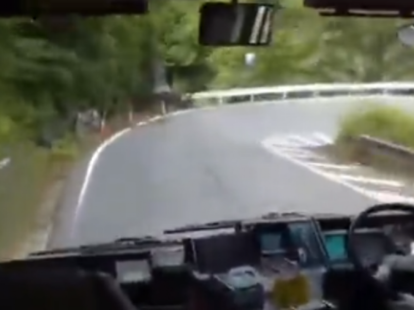 Udhëtarët qajnë e bërtasin: Shoferi vozit mbi 100km/h në rrugën plot kthesa