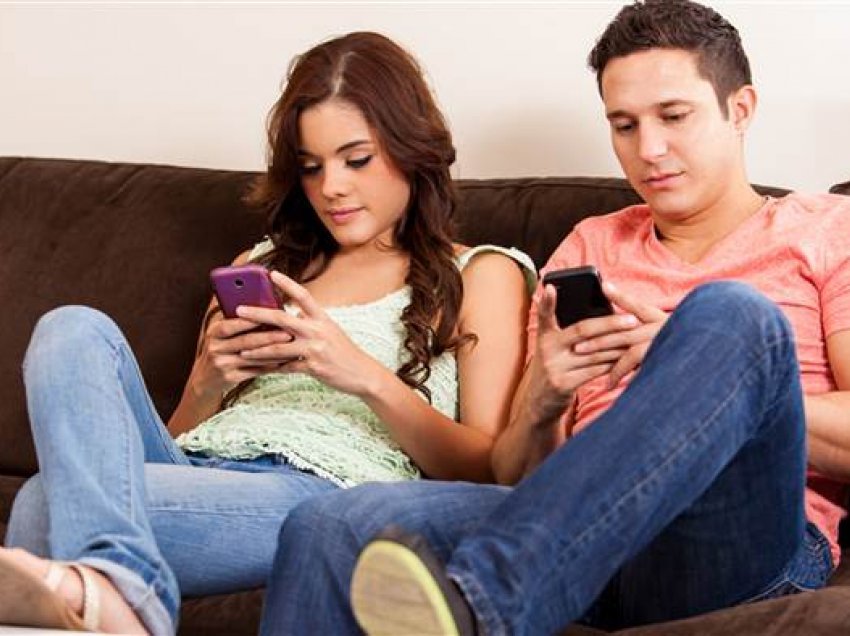 Këto 4 veprime që bëni në celular po e dëmtojnë lidhjen tuaj