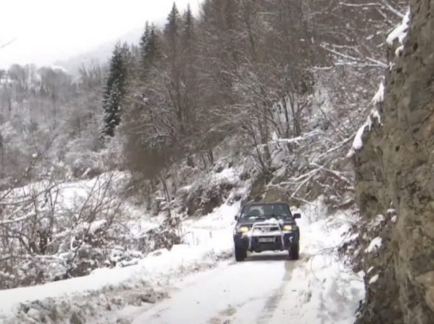 Banorët e Rugovës ankohen për rrugët e pakalueshme nga bora