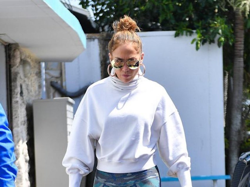 Jennifer Lopez veshi xhaketën që po e shohim kudo 