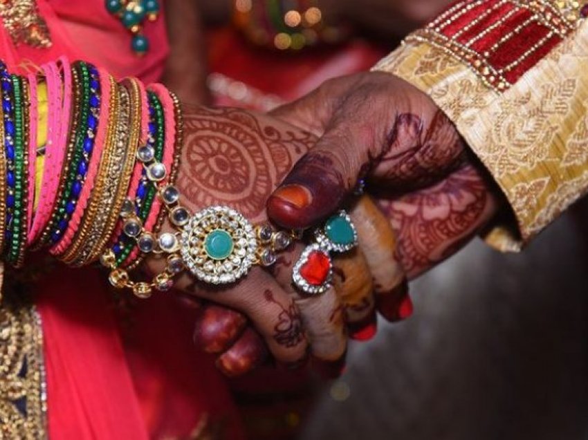Një burrë në Indi martohet me motrën, për të përfituar nga skema e qeverisë