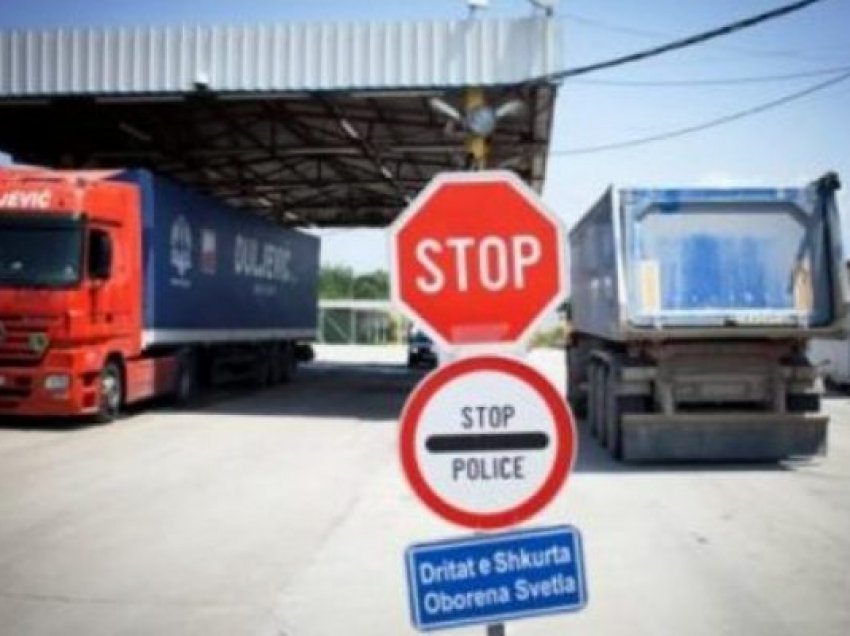 Serbia bllokon mallrat e Kosovës në kufi