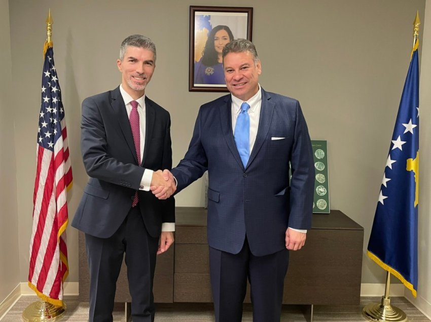 Zyrtari amerikan shkon në Ambasadën e Kosovës, Dugolli tregon për çka diskutuan