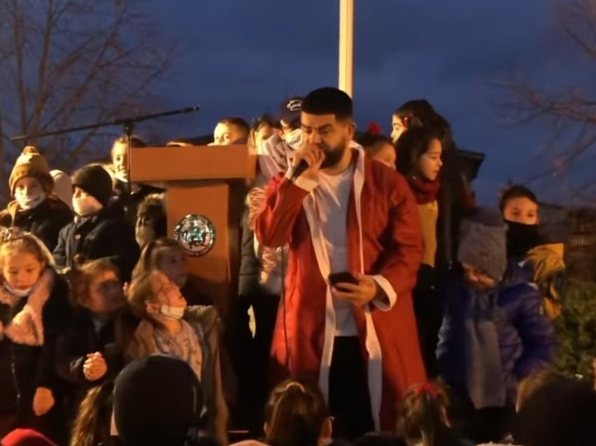 Pasi u lirua nga burgu, Noizy vishet si babagjysh dhe surprizon fëmijët në Kosovë