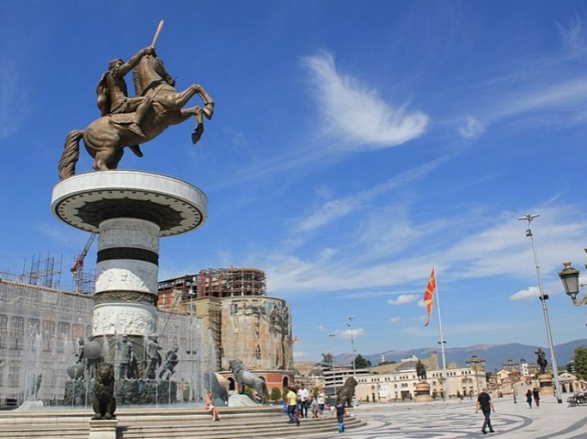 Kriza me rrymë, Shkupi anulon tenderin për zbukurimet e fundvitit