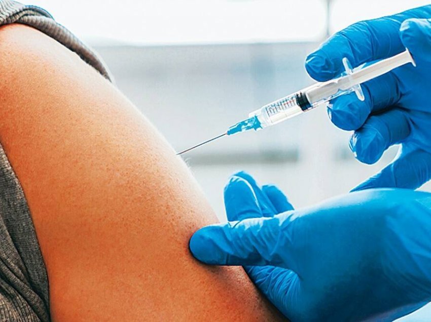Doza e tretë e vaksinës – qytetarët presin në radhë, apelojnë për vaksinim të përgjithshëm
