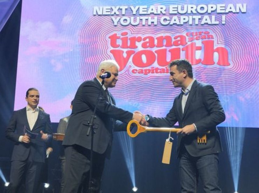 Tirana merr zyrtarisht stafetën si Kryeqyteti Europian i Rinisë për 2022