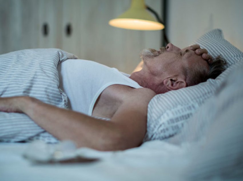 Mjekët zbulojnë simptomën kryesore të Omicron që shfaqet kur jeni në gjumë