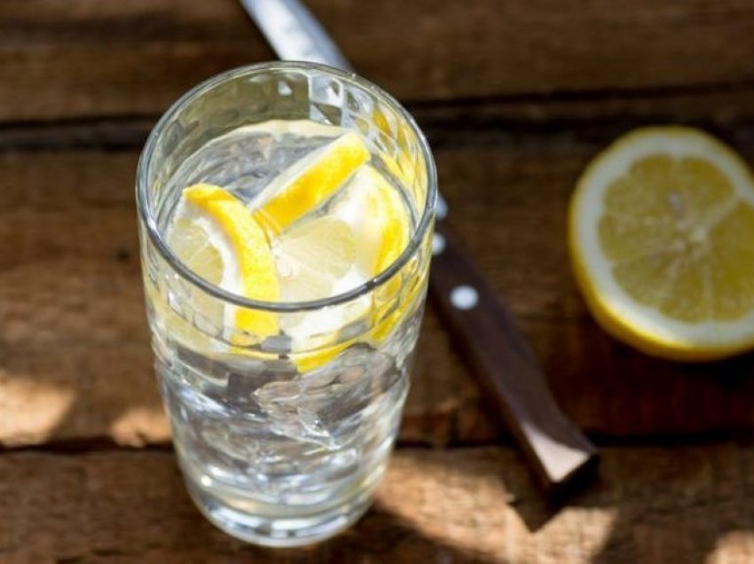 Për të humbur peshë, mjafton vetëm ujë me limon