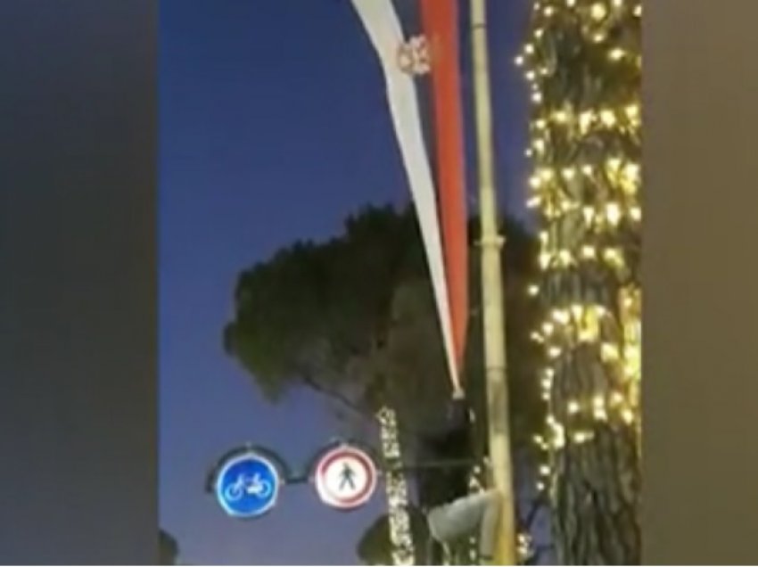 Ngjitet në shtyllë për të hequr flamurin serb, rrëzohet nga lartësia 