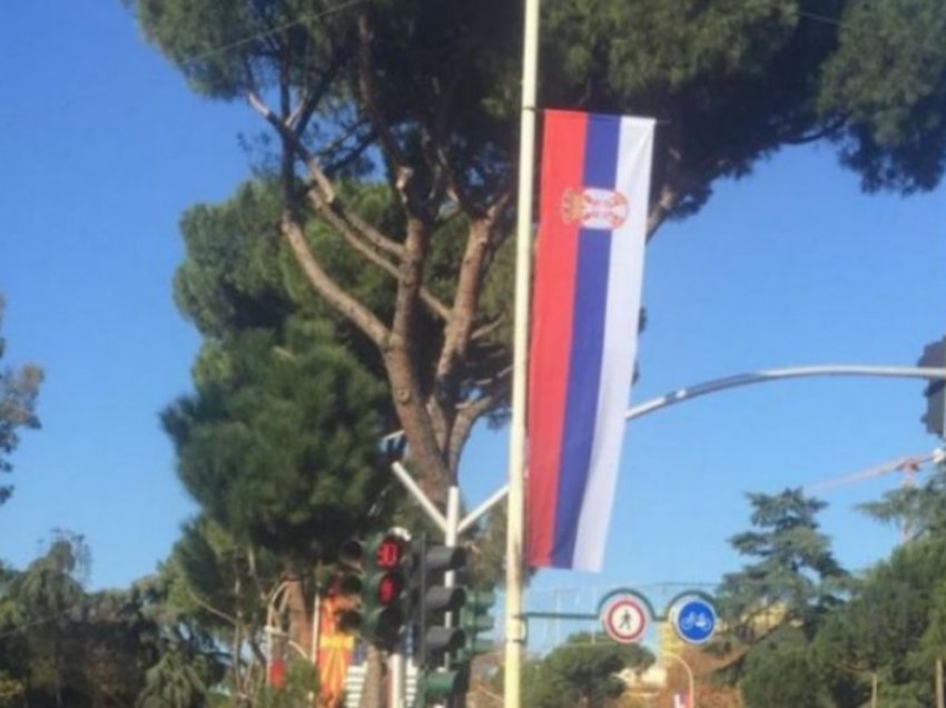Flamuj serb valëviten në rrugët e Tiranës, mediat serbe fokusohen te një detaj