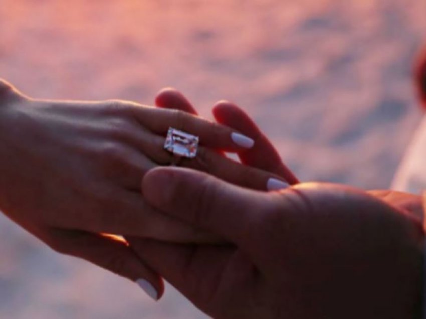 Reperi i propozon për martesë këngëtares në mes të shkretëtirës