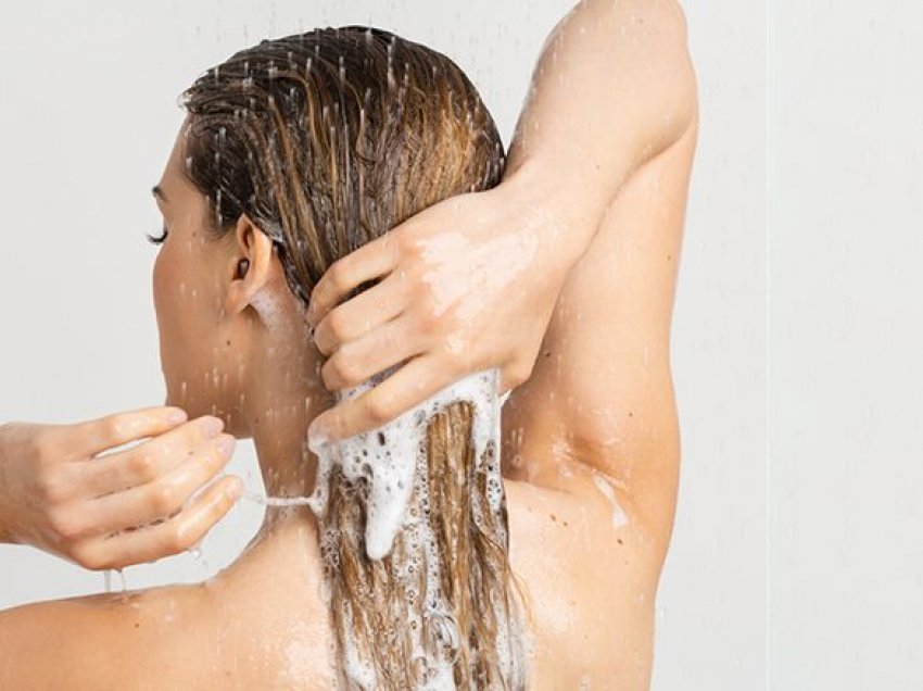 Asnjëherë mos i lani flokët me shampo dy herë dhe aplikojeni balsamin ekskluzivisht kështu
