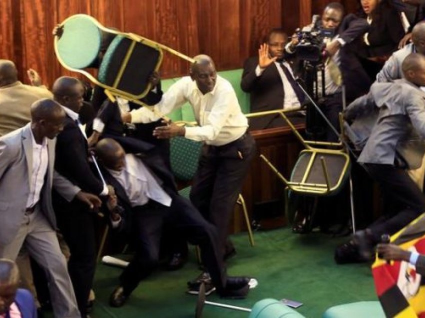 Plas grushti në Parlament, deputetët rrahen për ligjin e taksave