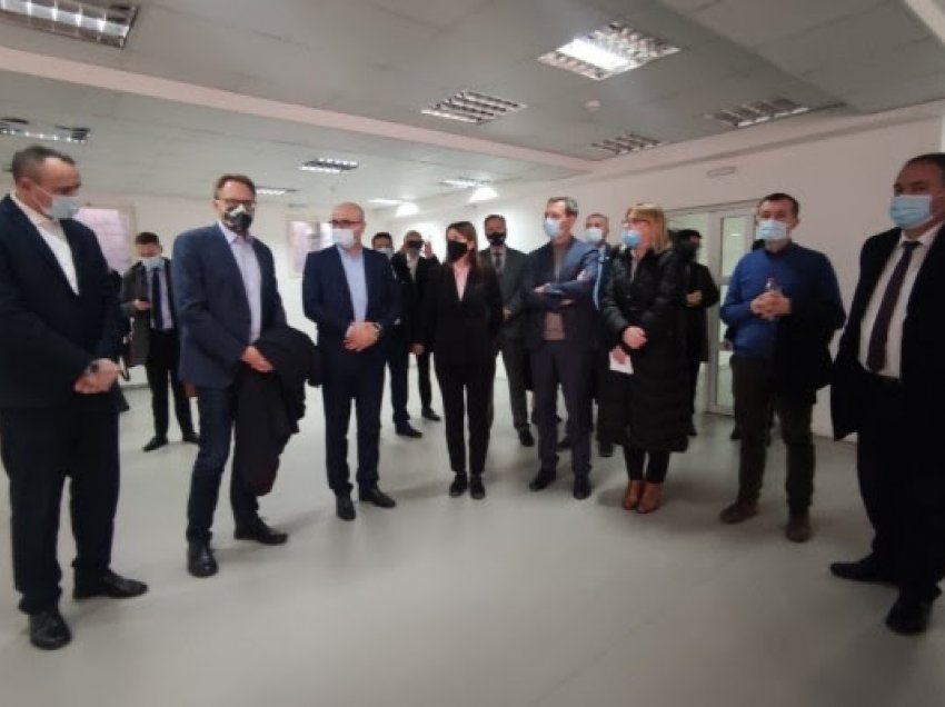 Ministrja Haxhiu bashkë me homologun e tij danez vizitojnë institucionin korrektues në Gjilan