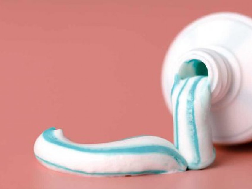 Vendosja e pastës së dhëmbëve në zonën e akneve nuk bën aspak mirë; përkundrazi