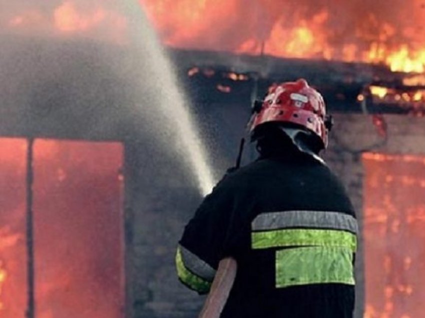 Digjet pjesërisht një shtëpi në Gjirokastër, zjarrfikësit shpëtojnë anëtarët e familjes