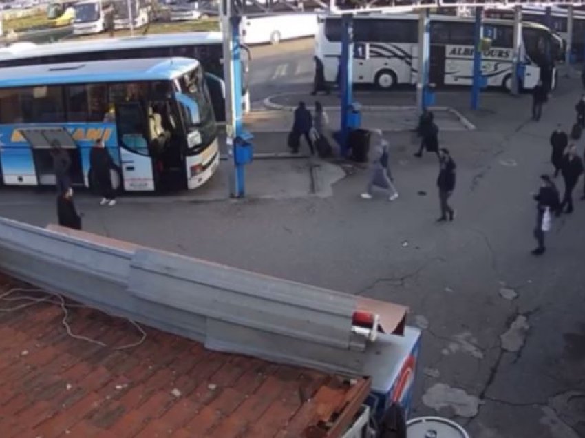 Publikohet momenti kur evakuohen udhëtarët nga Stacioni i Autobusëve