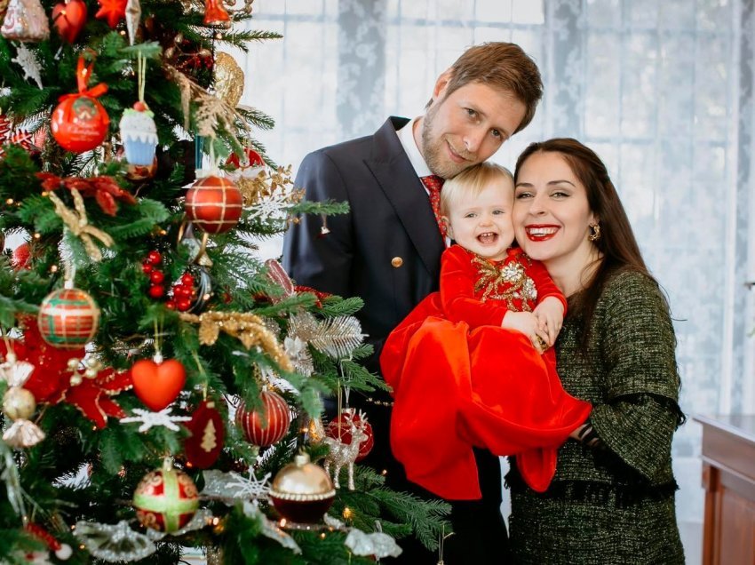 Familja mbretërore shqiptare zbulon kartolinën e Krishtlindjeve