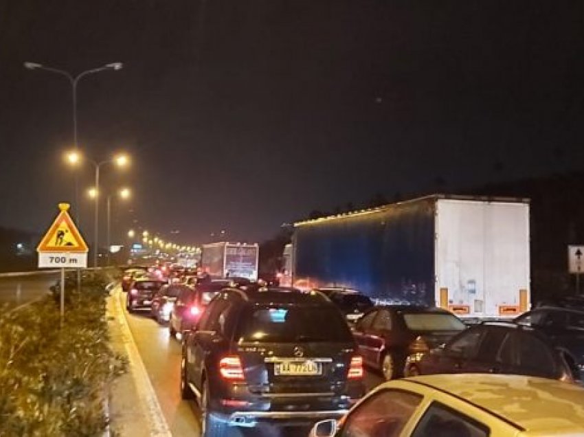 Radhë kilometrike në autostradën Tiranë-Elbasan, automjetet prej 2 orësh të bllokuar në trafik