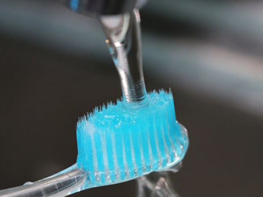 Si të pastroni në mënyrë të duhur brushën e dhëmbëve?