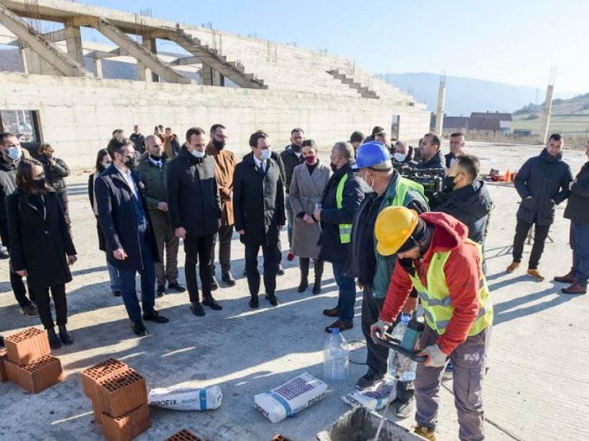 Kurti vizitoi punimet në ndërtimin e palestrës sportive në Zhegër
