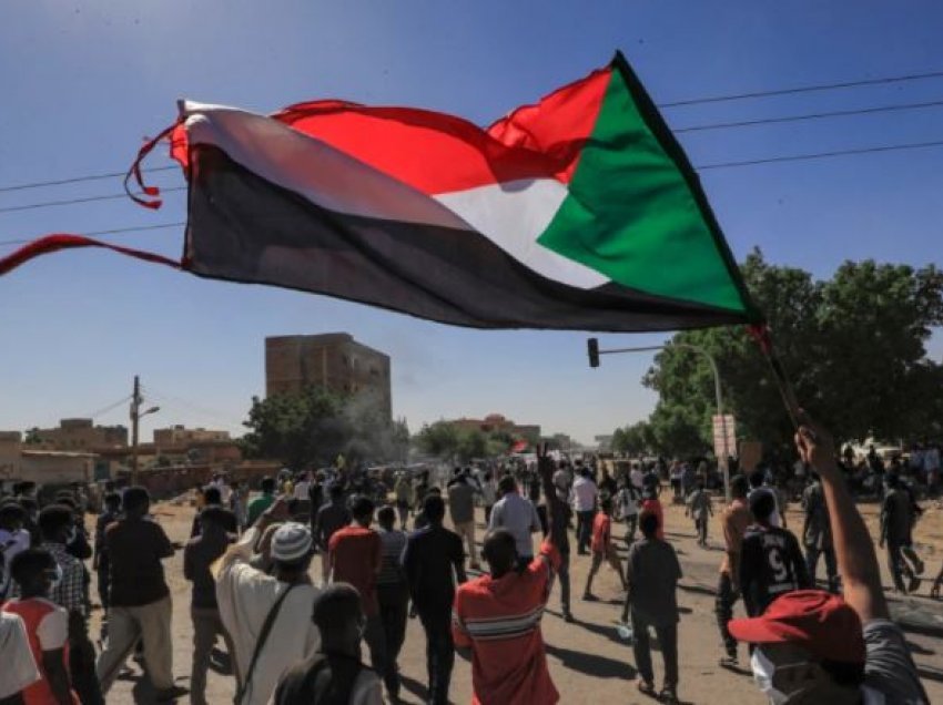Mijëra sudanezë protestuan kundër sundimit ushtarak