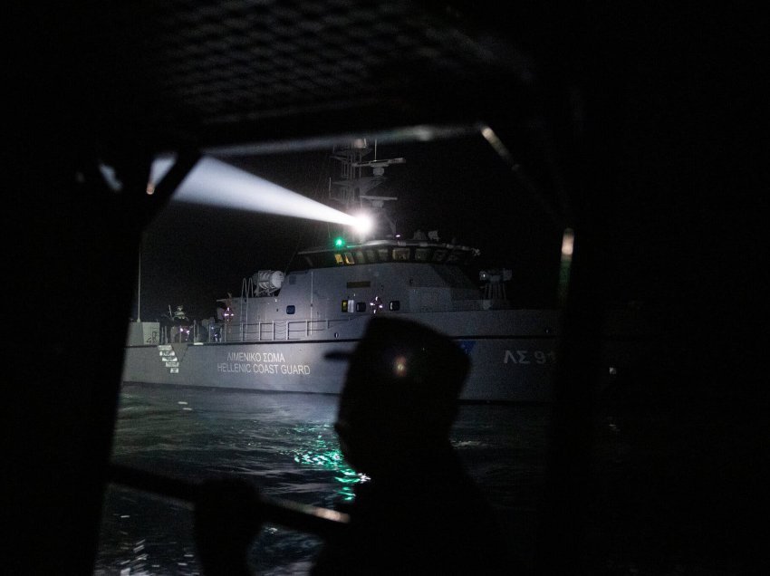 Përmbytet anija me 80 emigrantë në brigjet greke, shkon në 16 numri i viktimave