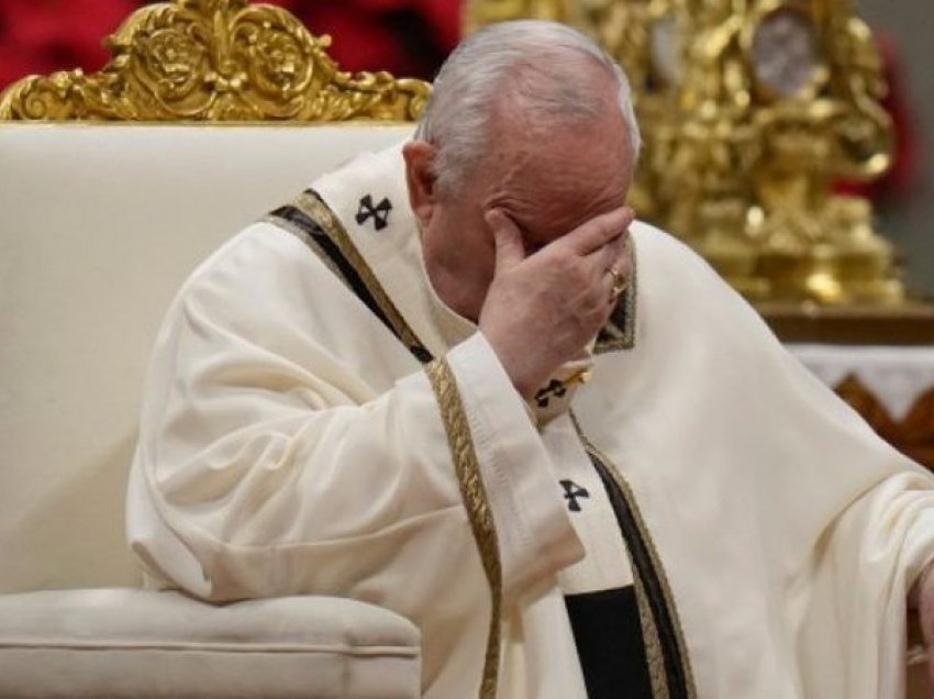 Spikerja e lajmeve njofton vdekjen e Papës gjatë transmetimit LIVE në Ditën e Krishtlindjes 