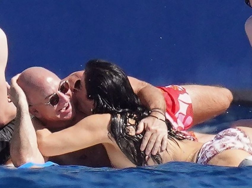 ​Jeff Bezos kapet me të dashurën e tij në jahtin luksoz