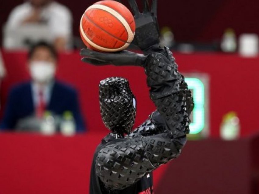 Japonezët prodhojnë robotin që luan basketboll, driblon dhe shënon me precizitet të paparë