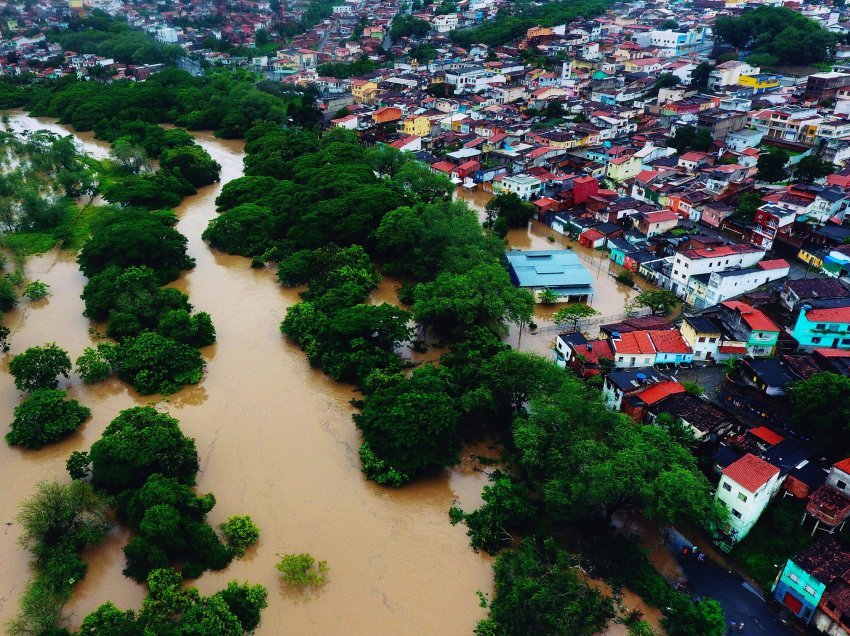 Përmbytjet lënë 18 persona të vdekur në Brazil, 35 mijë të tjerë evakuohen