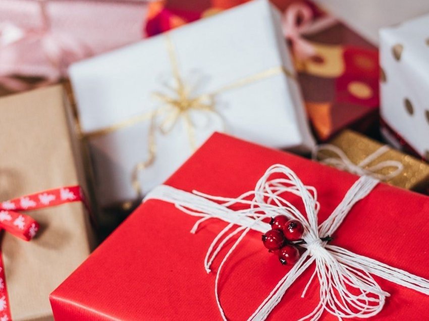 Besohet se sjellin fatkeqësi: Mos i jepni dhuratë këto 5 gjëra për Vitin e Ri