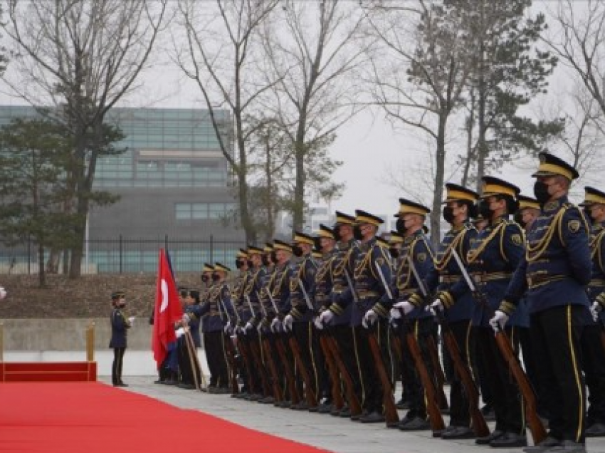 ​Me ceremoni shtetërore Mehaj pret homologun e tij turk