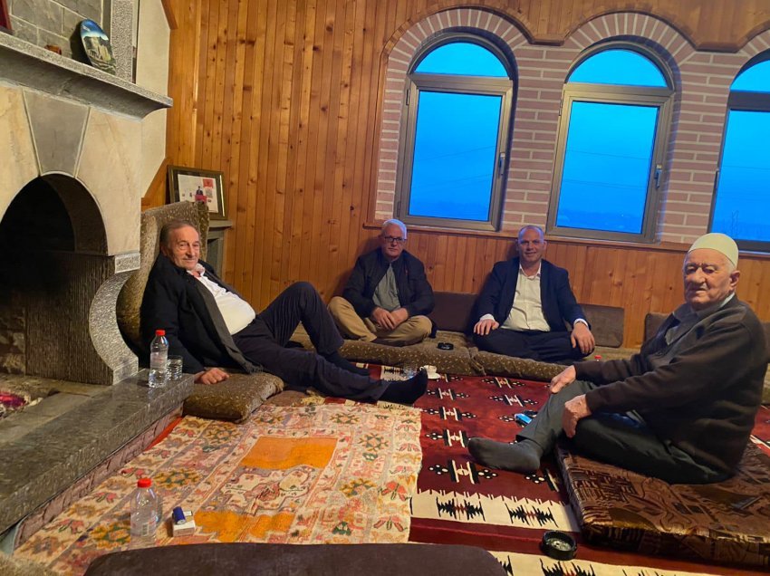 Azem Syla, Ramiz Lladrovci dhe Adem Grabovci vizitojnë familjet e Thaçit dhe Veselit