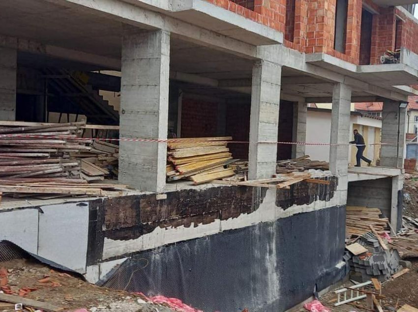 Inspektorët komunal ndalojnë punimet në ndërtimin e një objekti afarist banesor në Mitrovicë