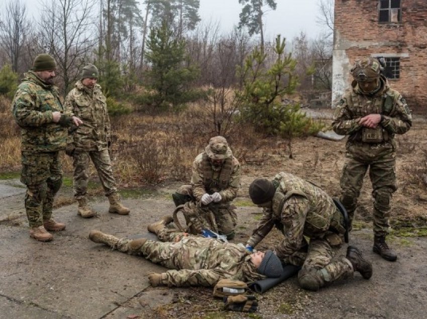 ​Ukraina nis trajnimin e civilëve në rast konflikti me Rusinë