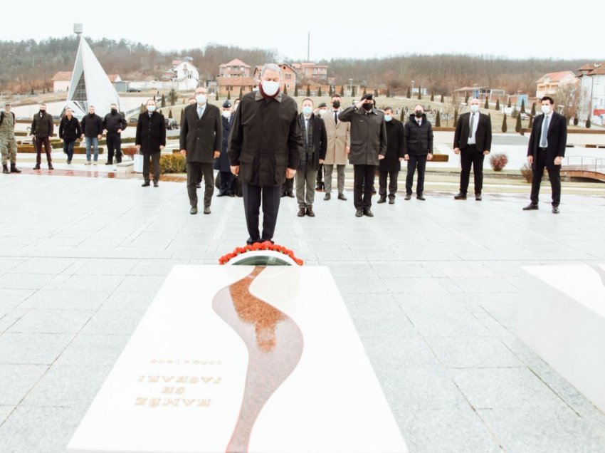 Ministri i Mbrojtjes së Turqisë bën homazhe pranë varrit të Adem Jasharit