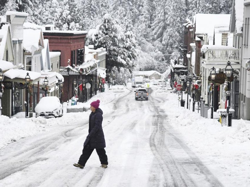 Rreth 17 metra borë në Sierra Nevada të Kalifornisë po thyen rekorde, por ende nuk mjafton