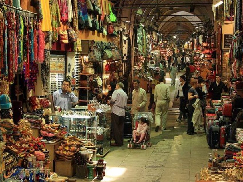 Pazare ‘të çmendura’: Pse kaq shumë njerëz po blejnë në Turqi