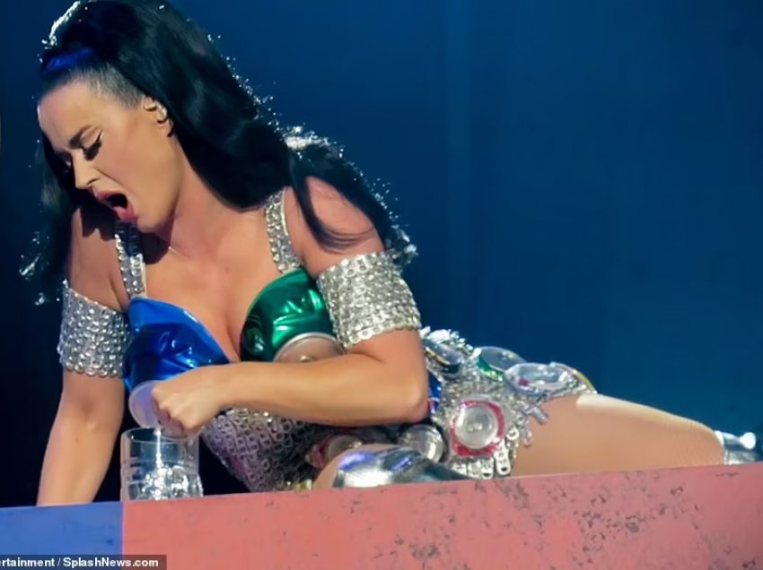 Katy Perry bën performancën interesante, piu birrë nga sutjenat e saj