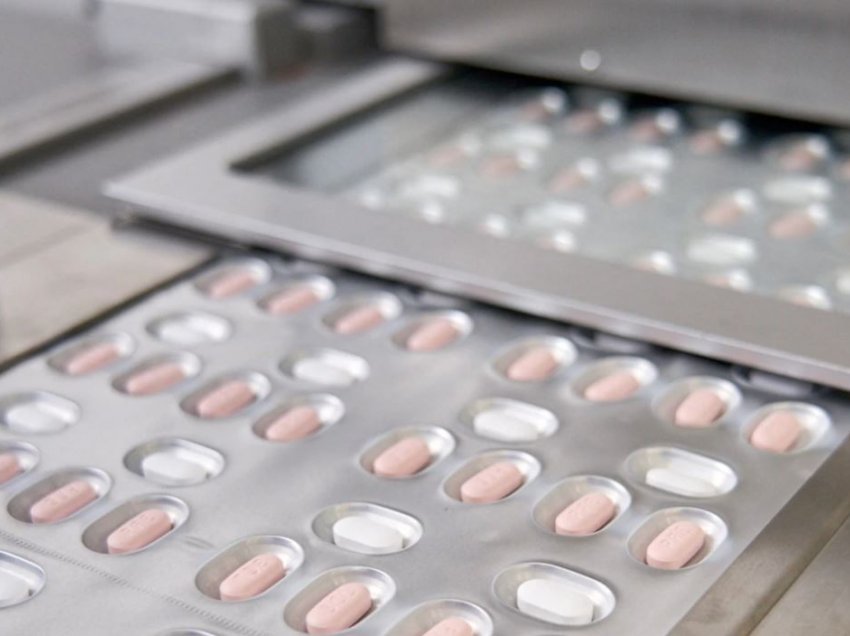 Izraeli pranon kontingjentin e parë të pilulave kundër koronavirusit