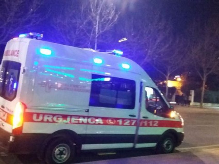 Tiranë, hidhet nga kati i dytë i banesës i dehur 30-vjeçari, përfundon në spital