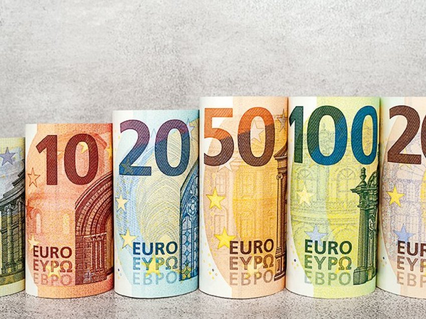 Euro zbriti në 2021 në nivelin më të ulët historik në vend