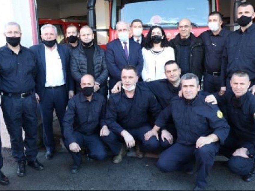 ​Sveçla viziton Policinë dhe Zjarrfikësit: Festoni me zemër dhe jo me armë