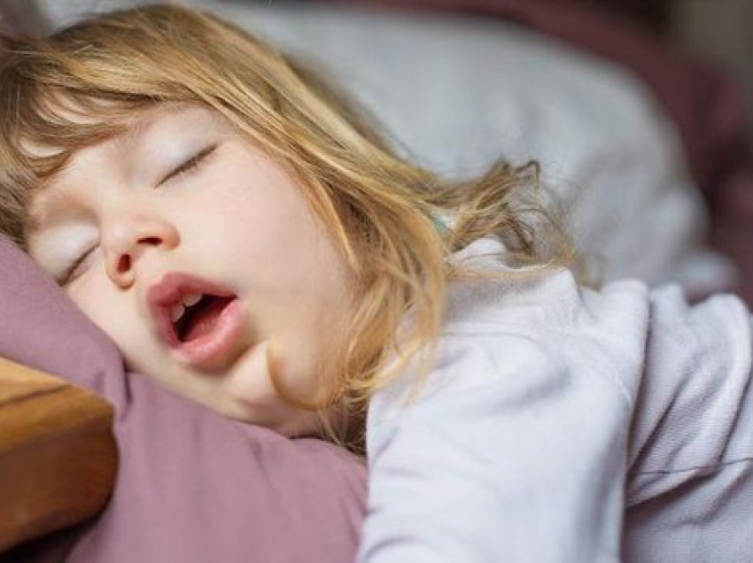 Psikologët tregojnë 3 mënyrat që ndihmojnë fëmijët të bien në gjumë lehtësisht dhe pa praninë e prindërve