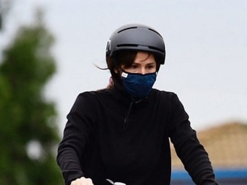 Jennifer Garner mbulon fytyrën me maskë gjatë shëtitjes me biçikletë në Los Angeles
