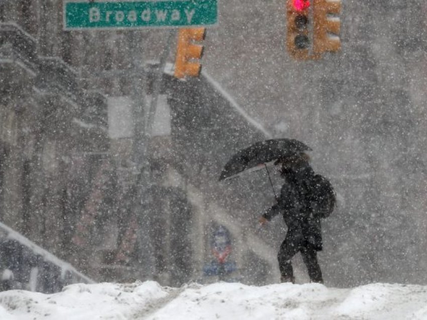 Stuhia e dëborës godet New Yorkun, vështirësohet fushata e vaksinimit kundër COVID-19