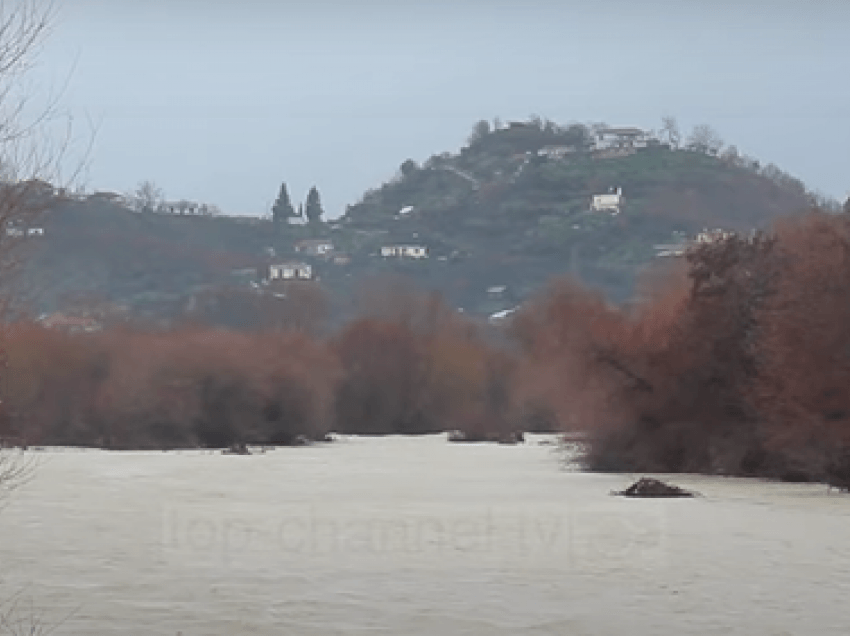 Rrëshqitje dheu në Gjirokastër/ Shirat aktivizojnë vatra në disa zona
