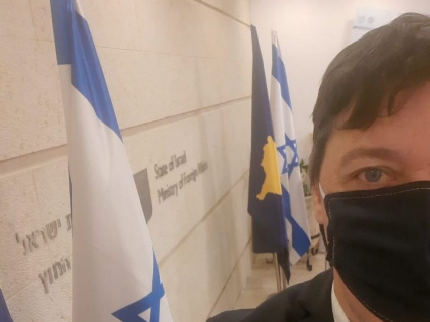 Ambasadori Oryan gati për cermoninë, flamuri i Kosovës krah atij të Izraelit